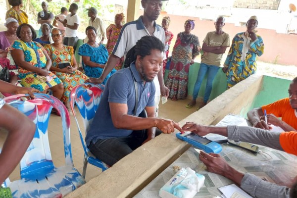 L’ONECI DISTRIBUE LES CNI DANS LES VILLAGES DU DISTRICT D’ABIDJAN
