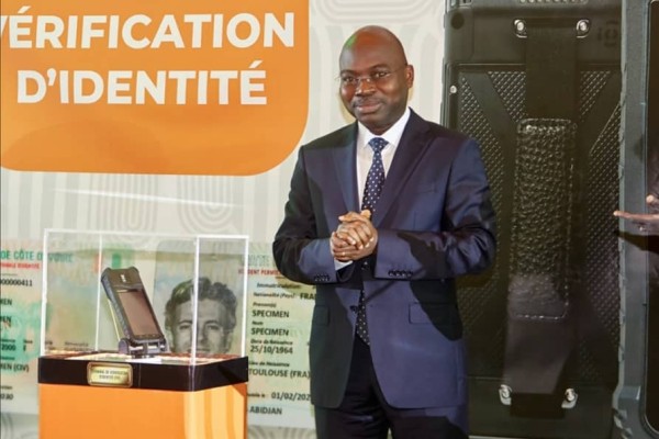 L'ONECI présente son terminal de vérification d'identité (TVI)
